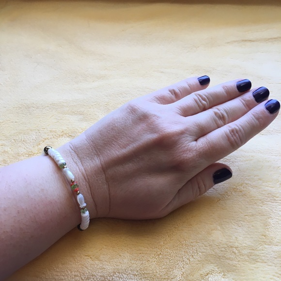 Bracelet with shell and peridot chips - Picture 2 of 4